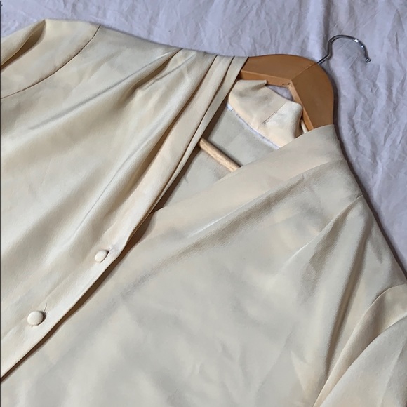 LONG SLEEVE CREAM BLOUSE!!! - Picture 5 of 8